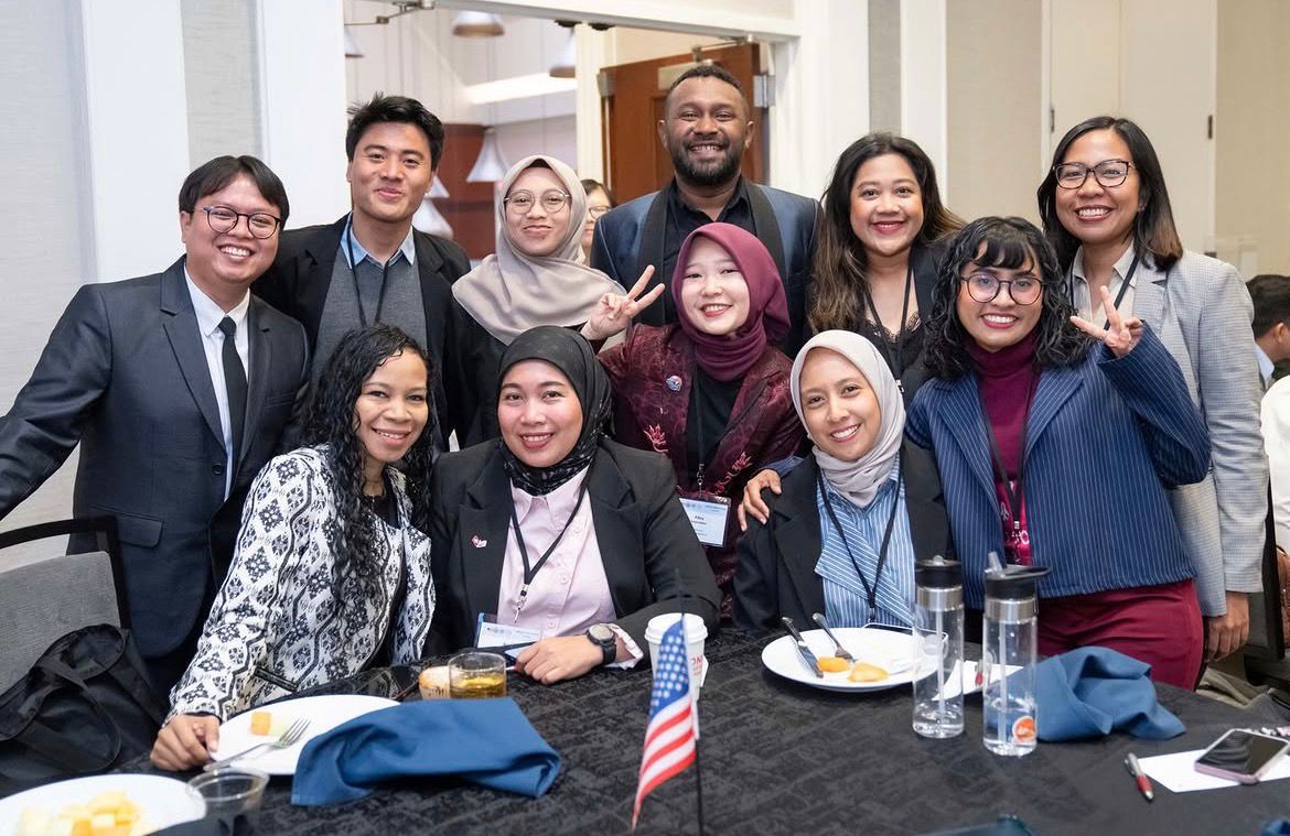 Andi Reski Anggraini menyampaikan gagasan integrasi kearifan lokal Kajang Bulukumba dalam industri kopi berkelanjutan global pada YSEALI Fellows Forum.