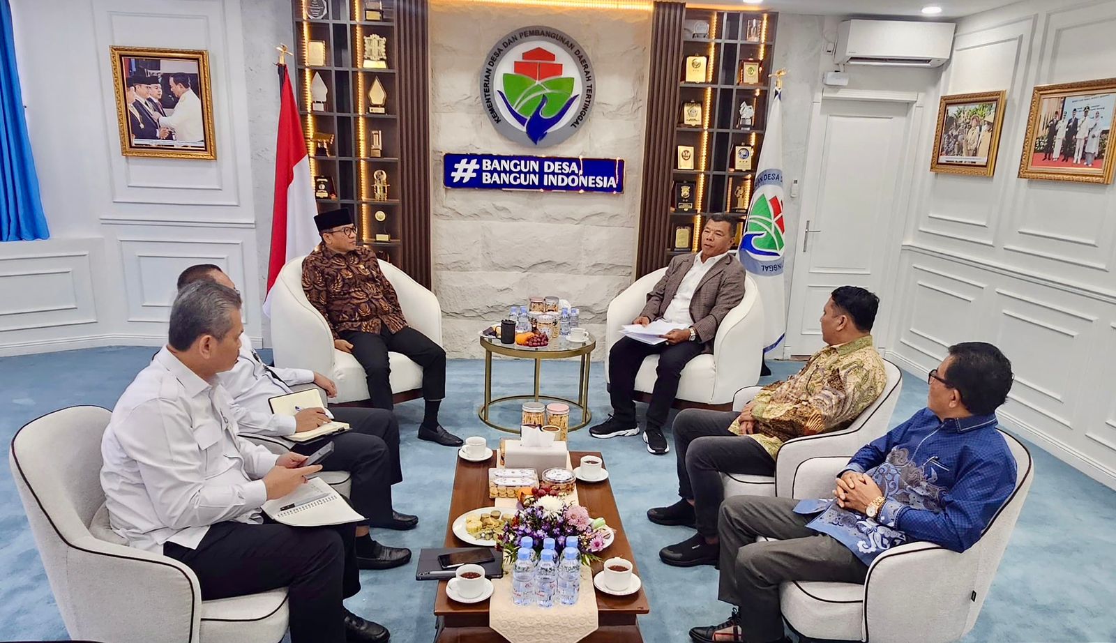 Pertemuan Bupati Bulukumba Andi Muchtar Ali Yusuf dengan Menteri Desa Yandri Susanto membahas program desa tematik di Jakarta