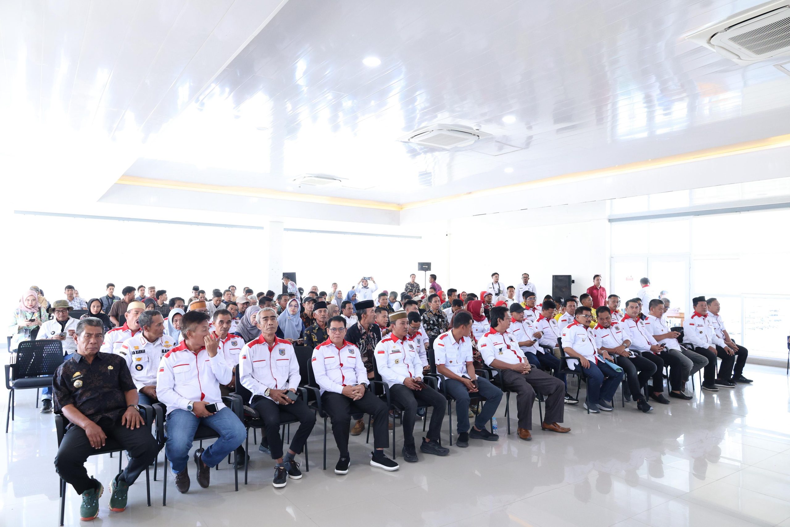 Peluncuran Desa Bersinar di Gedung Pinisi Bulukumba dihadiri Wakil Bupati Andi Edy Manaf dan kepala desa se Sulawesi Selatan