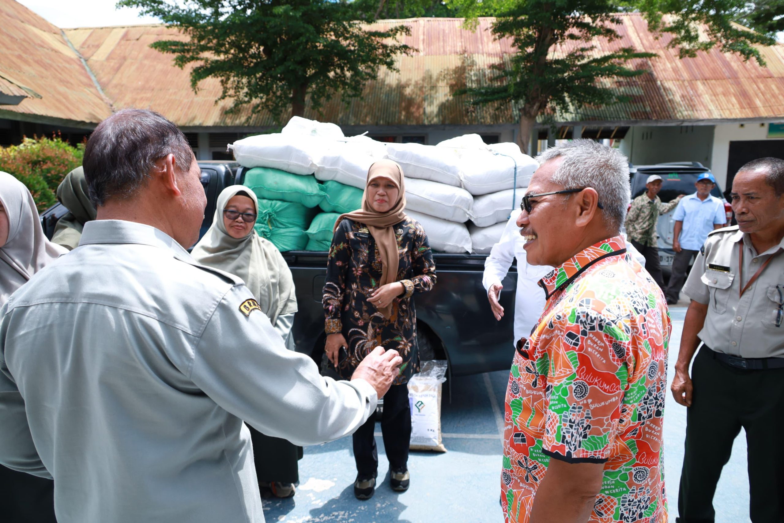 Penyerahan simbolis bantuan 10 ton benih padi unggul dari Kementerian Pertanian kepada Pemkab Bulukumba di Kantor Dinas Pertanian