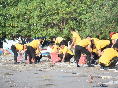 Personel Polres Bulukumba membersihkan sampah plastik di kawasan Pantai Merpati saat kegiatan Jumat Bersih
