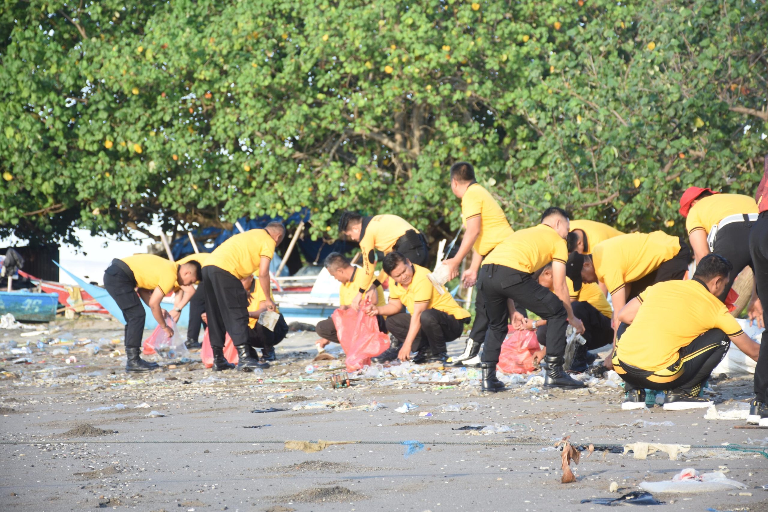 Personel Polres Bulukumba membersihkan sampah plastik di kawasan Pantai Merpati saat kegiatan Jumat Bersih