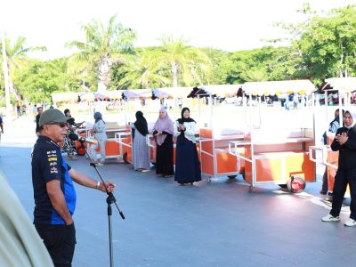 Bupati Bulukumba Andi Utta saat penyerahan bantuan 20 unit gerobak kepada pelaku UMKM di kawasan Pantai Merpati, Jumat (24/4/2026).