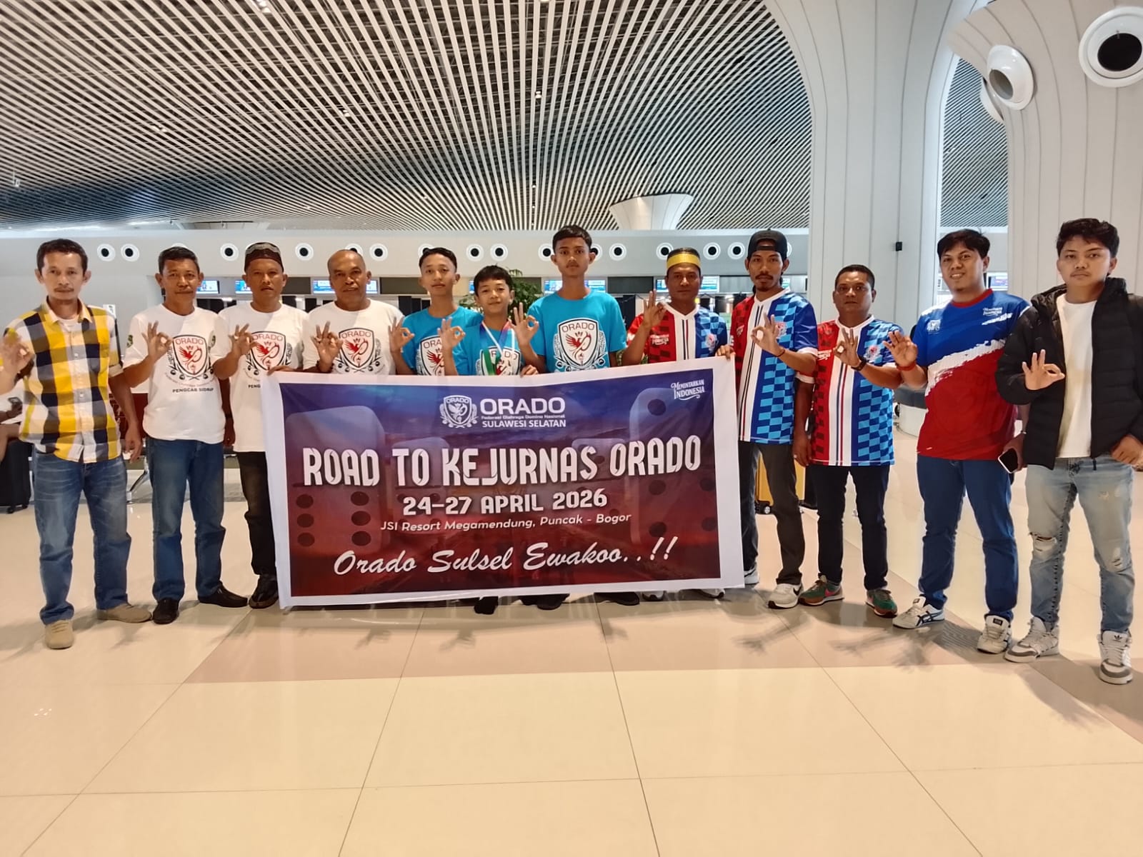 Pelepasan atlet Domino ORADO Sulawesi Selatan menuju Kejurnas Domino 2026 di Bandara Sultan Hasanuddin termasuk atlet junior Bulukumba