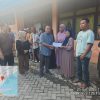 Staf Khusus Gubernur Sulawesi Selatan menyerahkan bantuan kepada korban kebakaran 12 rumah di Kelurahan Terang-Terang, Kecamatan Ujung Bulu, Kabupaten Bulukumba, Sabtu 25 April 2026.