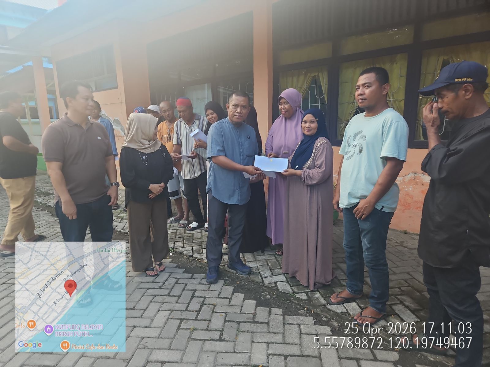 Staf Khusus Gubernur Sulawesi Selatan menyerahkan bantuan kepada korban kebakaran 12 rumah di Kelurahan Terang-Terang, Kecamatan Ujung Bulu, Kabupaten Bulukumba, Sabtu 25 April 2026.