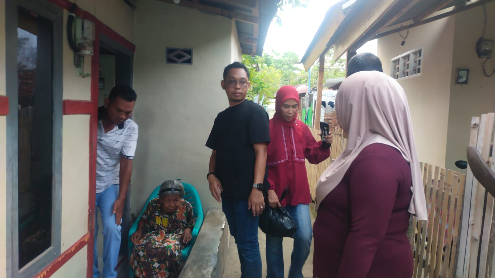 Syahwan Ma’arif bersama tim menyalurkan 100 paket bantuan sembako secara door to door kepada warga kurang mampu di Kelurahan Bentenge, Kecamatan Ujung Bulu, Bulukumba, Minggu (26/4/2026).