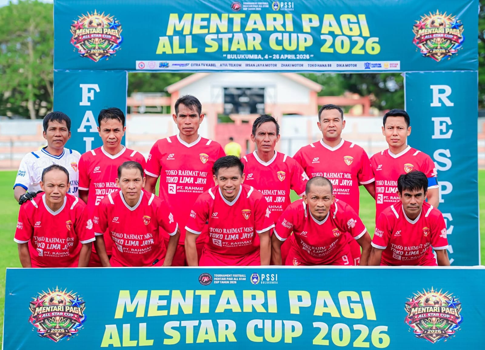 Lima Jaya FC All Star sukses keluar sebagai juara Mentari Cup I 2026 usai menaklukkan Sahabat FC All Star lewat drama adu penalti di partai final yang berlangsung di Stadion Mini Bulukumba, Minggu (26/4/2026).