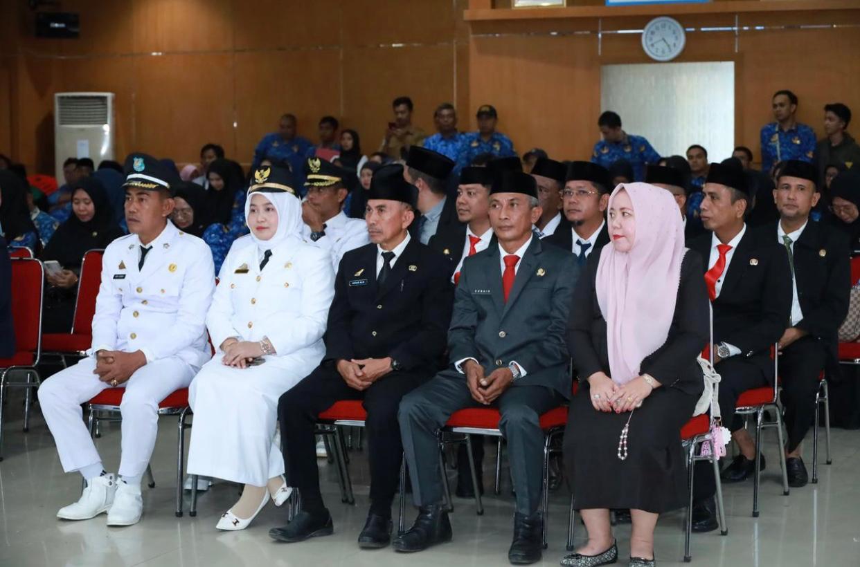 Pelantikan dan mutasi pejabat administrator serta fungsional Pemkab Bulukumba di Ruang Pola Kantor Bupati Bulukumba, Senin 27 April 2026.