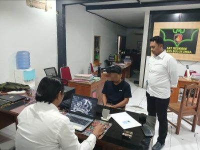 Petugas Polres Bulukumba mengamankan terduga pelaku penganiayaan maut beserta barang bukti badik usai penikaman yang menewaskan seorang sopir di Kecamatan Ujung Bulu, Bulukumba.