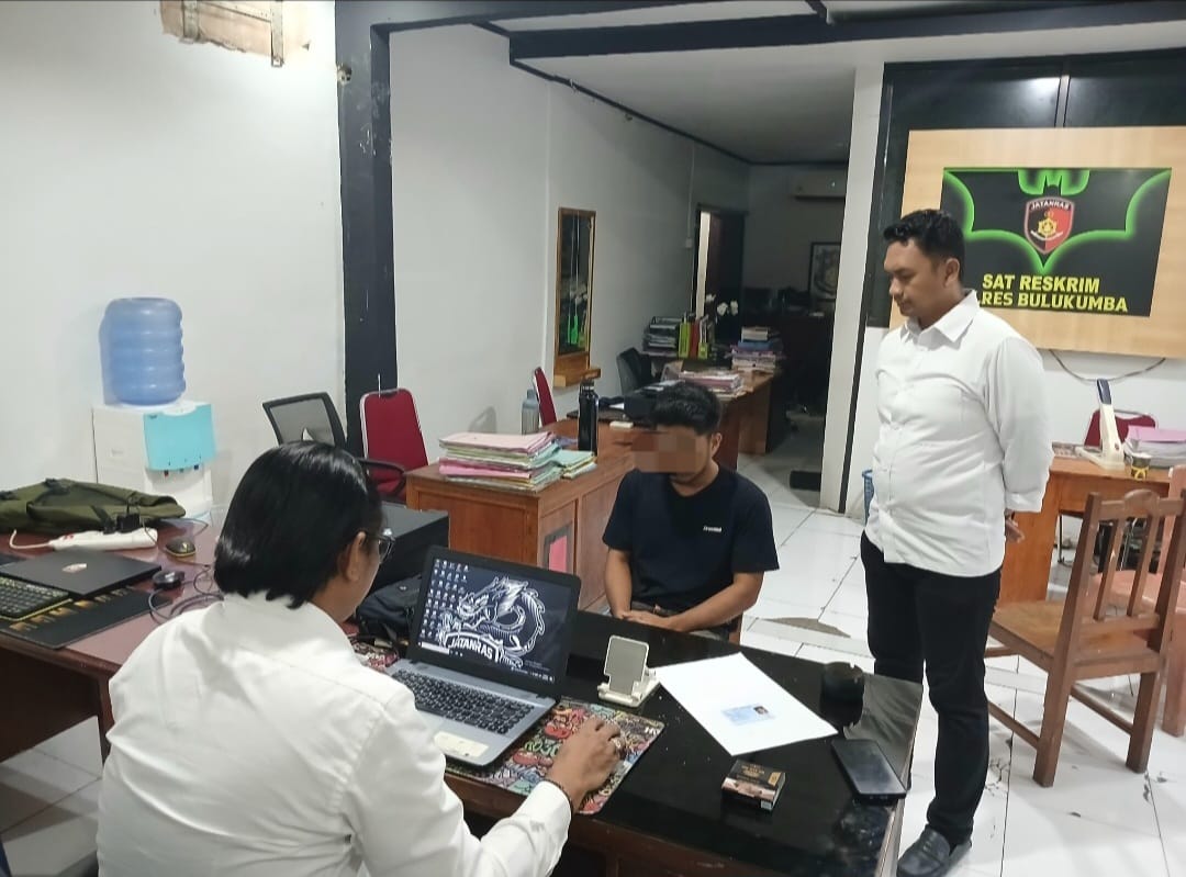 Petugas Polres Bulukumba mengamankan terduga pelaku penganiayaan maut beserta barang bukti badik usai penikaman yang menewaskan seorang sopir di Kecamatan Ujung Bulu, Bulukumba.