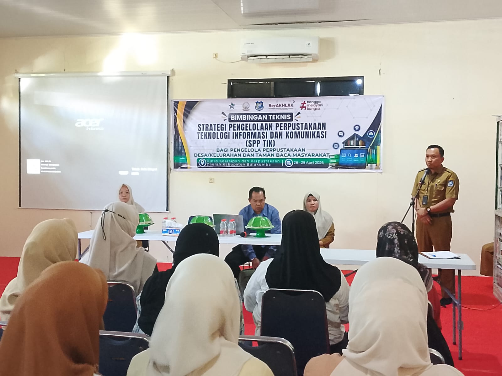 Peserta Bimtek Strategi Pengelolaan Perpustakaan Berbasis Teknologi Informasi dan Komunikasi (SPP TIK) mengikuti kegiatan yang digelar Dinas Kearsipan dan Perpustakaan Daerah Kabupaten Bulukumba di Aula Gedung Perpustakaan Daerah, Selasa 28 April 2026.