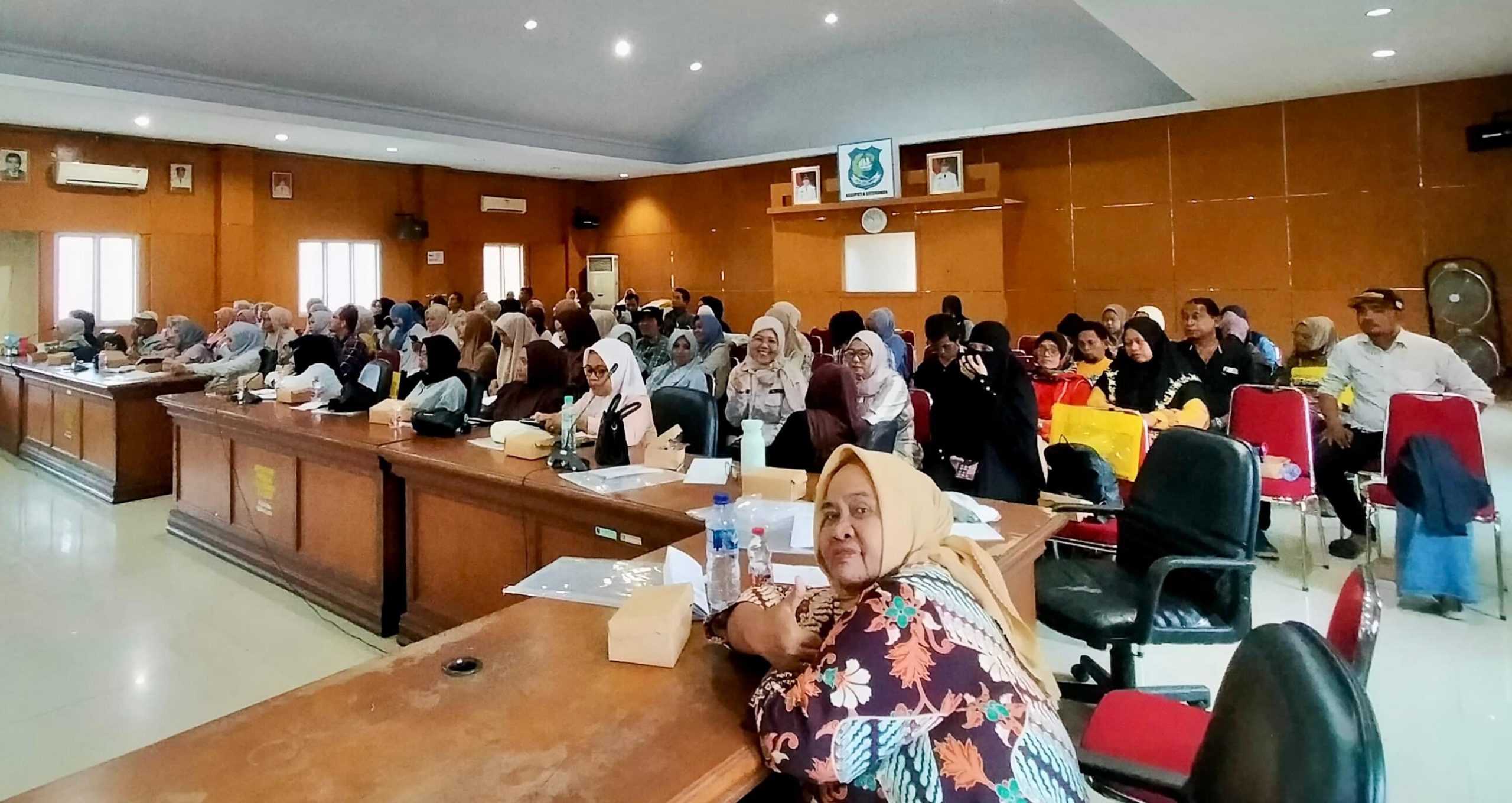 Sebanyak 100 pelaku UMKM mengikuti kegiatan Pengembangan Kapasitas bertema digital marketing, branding UMKM, dan akses pembiayaan syariah di Ruang Pola Kantor Bupati Bulukumba, Rabu 29 April 2026.