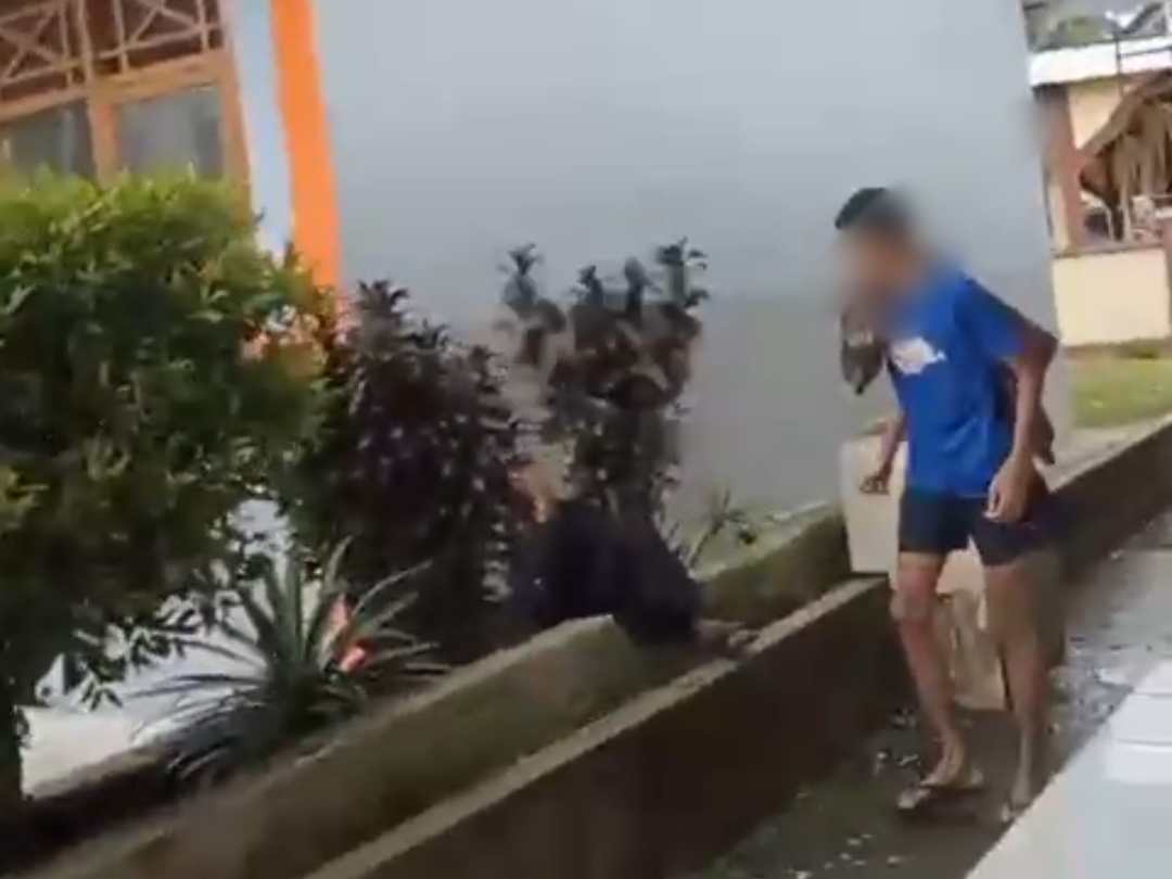 Tangkapan layar video viral yang memperlihatkan dugaan kekerasan terhadap seorang anak di Kecamatan Herlang, Bulukumba, yang kini dilaporkan ke pihak kepolisian.