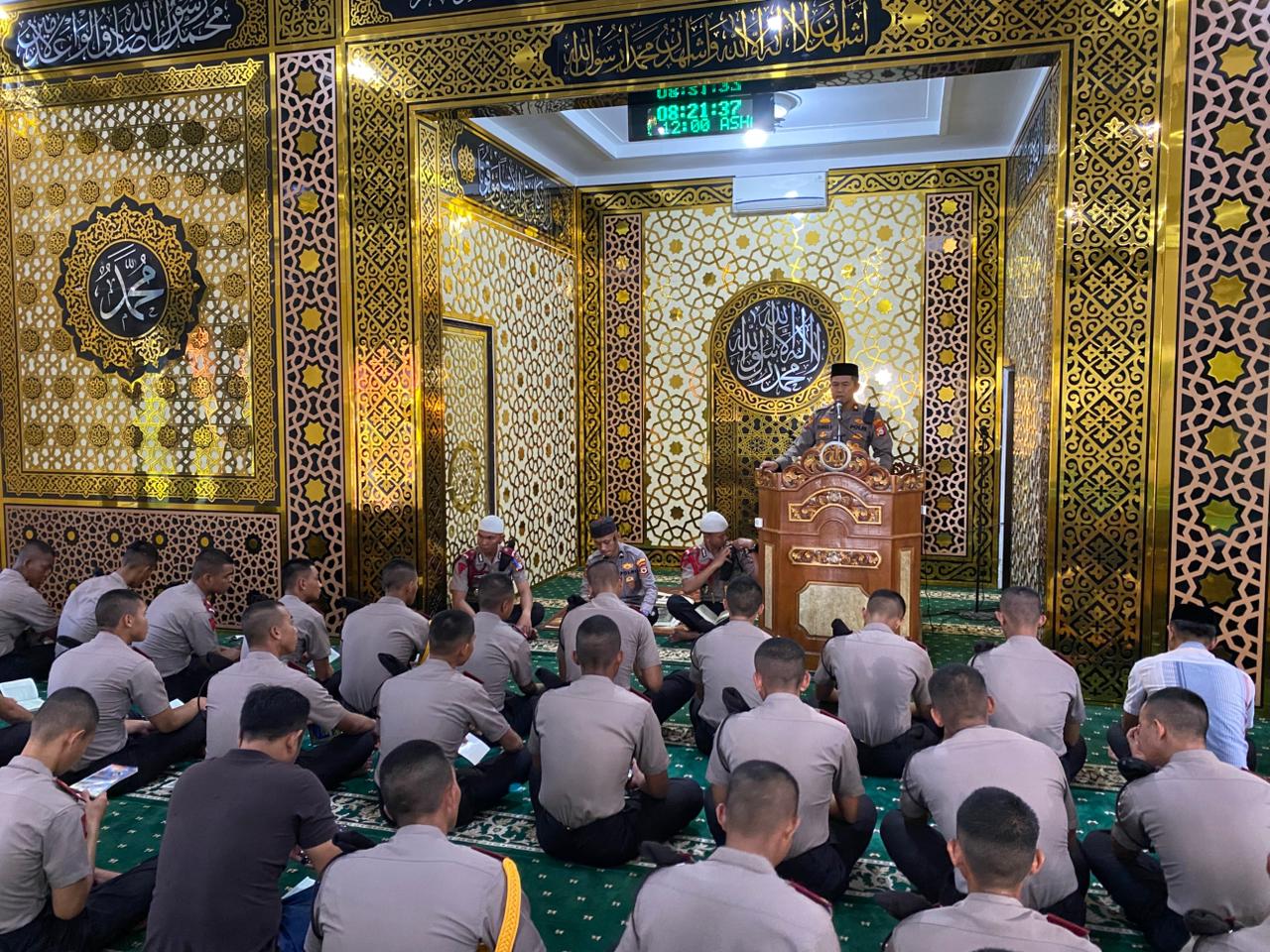 Personel Polres Bulukumba dan siswa Latja SPN Batua Makassar mengikuti kegiatan Binrohtal di Masjid Namirah Polres Bulukumba, Kamis (30/4/2026).