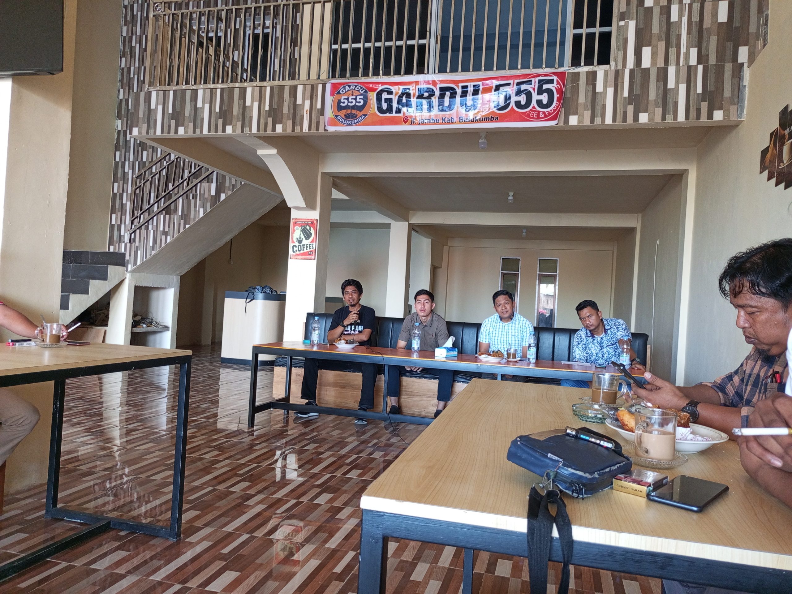 Kasatreskrim Polres Bulukumba AKP Andi Imran Hamid ngopi bareng media dan aktivis di Triple Five Coffe And Food