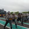Personel Polres Bulukumba mengikuti latihan pengendalian massa (Dalmas) di lapangan hitam Mapolres Bulukumba menjelang peringatan Hari Buruh Internasional atau May Day 2026.