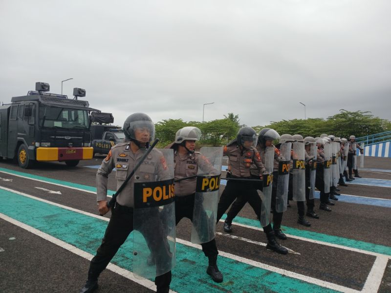 Personel Polres Bulukumba mengikuti latihan pengendalian massa (Dalmas) di lapangan hitam Mapolres Bulukumba menjelang peringatan Hari Buruh Internasional atau May Day 2026.