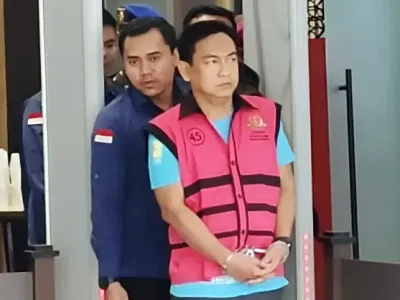 Ketua Ombudsman RI Hery Susanto mengenakan rompi tahanan saat digiring penyidik Kejaksaan Agung