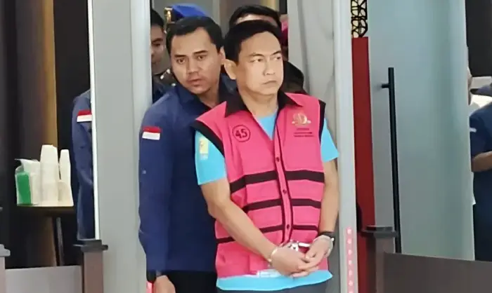 Ketua Ombudsman RI Hery Susanto mengenakan rompi tahanan saat digiring penyidik Kejaksaan Agung