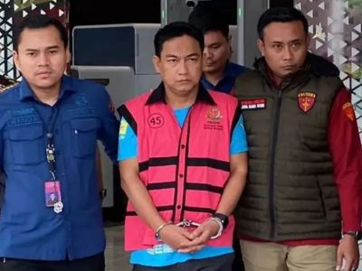 Hery Susanto mengenakan rompi tahanan pink saat keluar dari Gedung Pidsus Kejaksaan Agung setelah ditetapkan sebagai tersangka kasus tambang nikel.