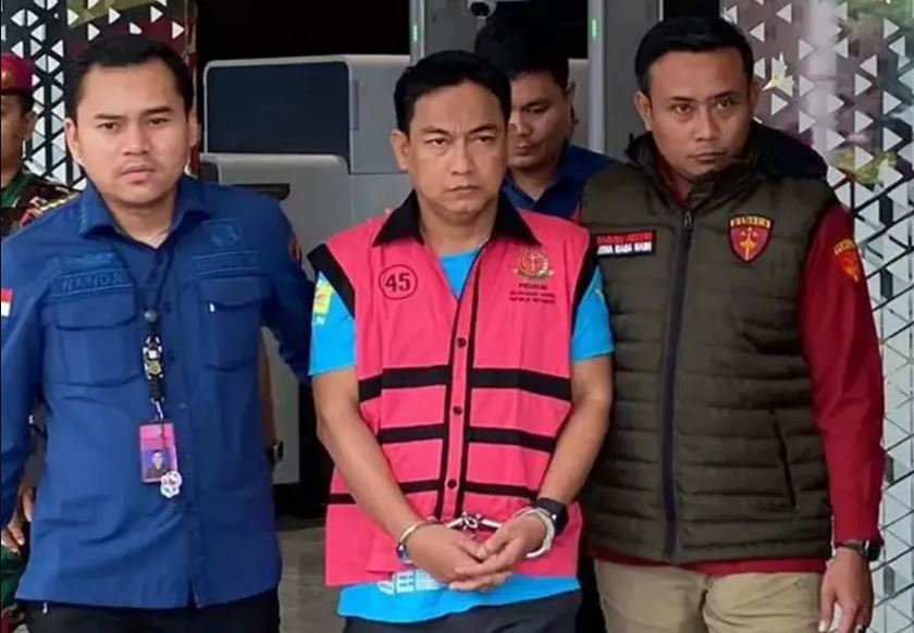 Hery Susanto mengenakan rompi tahanan pink saat keluar dari Gedung Pidsus Kejaksaan Agung setelah ditetapkan sebagai tersangka kasus tambang nikel.