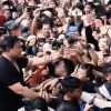 Presiden Prabowo Subianto berbaur bersama para buruh saat peringatan Hari Buruh Internasional 2026 di Monas, Jakarta, sambil menyampaikan komitmen pemerintah terkait program cicilan rumah hingga 40 tahun bagi pekerja.