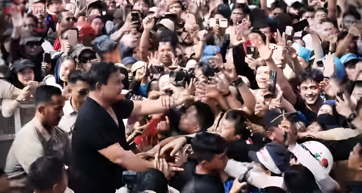 Presiden Prabowo Subianto berbaur bersama para buruh saat peringatan Hari Buruh Internasional 2026 di Monas, Jakarta, sambil menyampaikan komitmen pemerintah terkait program cicilan rumah hingga 40 tahun bagi pekerja.