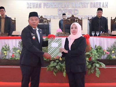 Ketua DPRD Bulukumba bersama Bupati Bulukumba saat penandatanganan persetujuan Ranperda anti narkotika dalam Rapat Paripurna DPRD Bulukumba 2026.
