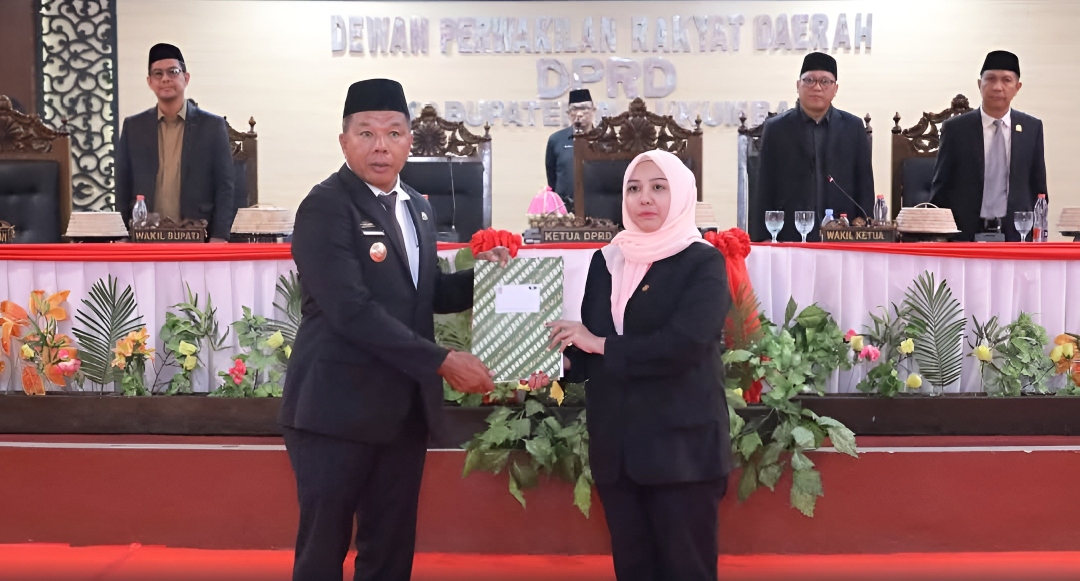 Ketua DPRD Bulukumba bersama Bupati Bulukumba saat penandatanganan persetujuan Ranperda anti narkotika dalam Rapat Paripurna DPRD Bulukumba 2026.