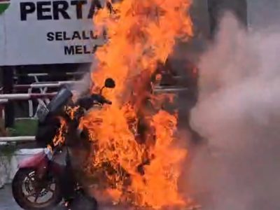 Yamaha NMAX terbakar di area SPBU Bontobahari, Kabupaten Bulukumba, Minggu 10 Mei 2026, saat warga dan petugas berusaha memadamkan kobaran api.