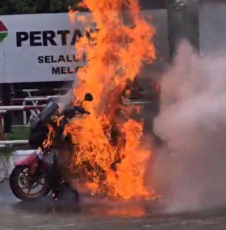 Yamaha NMAX terbakar di area SPBU Bontobahari, Kabupaten Bulukumba, Minggu 10 Mei 2026, saat warga dan petugas berusaha memadamkan kobaran api.