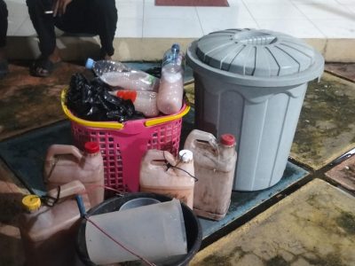 Barang bukti minuman keras tradisional jenis ballo yang diamankan petugas gabungan dalam razia Operasi Cipta Kondisi (Cipkon) di wilayah Ujung Bulu, Bulukumba, Sabtu malam.