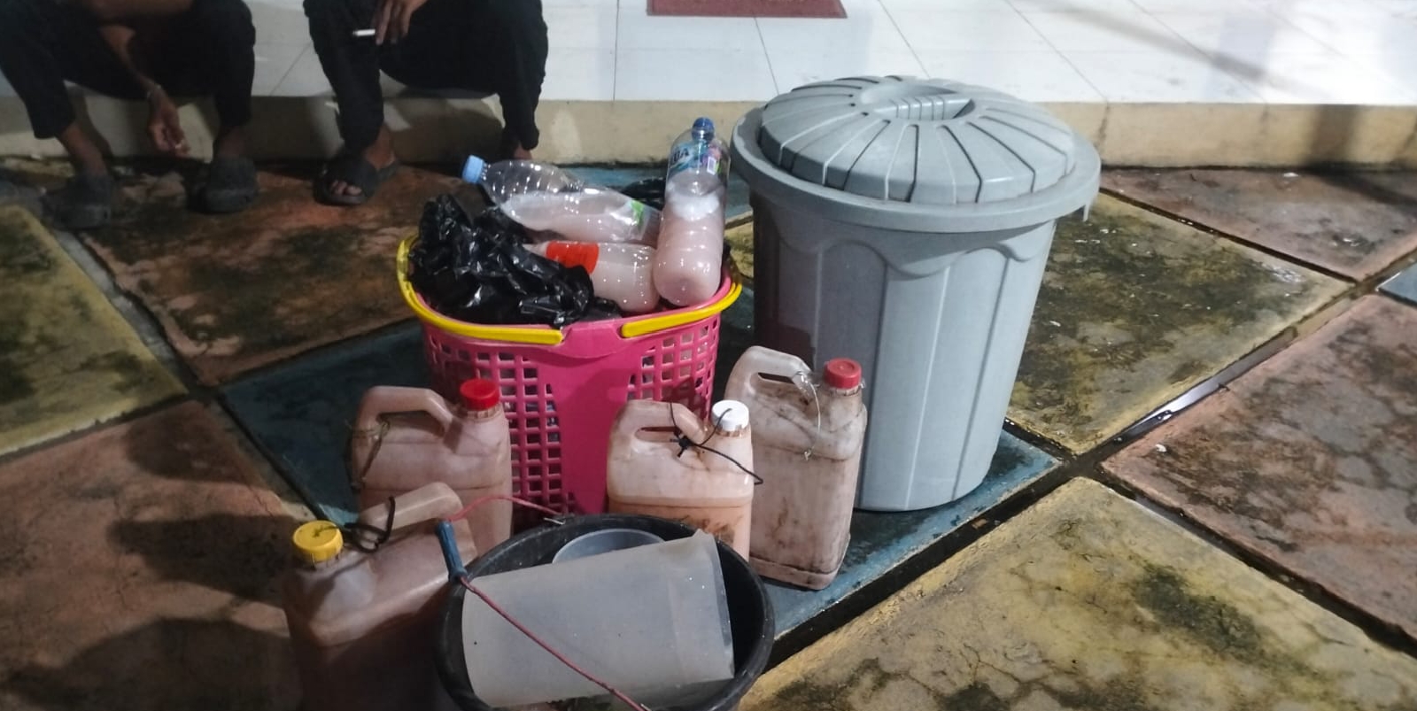 Barang bukti minuman keras tradisional jenis ballo yang diamankan petugas gabungan dalam razia Operasi Cipta Kondisi (Cipkon) di wilayah Ujung Bulu, Bulukumba, Sabtu malam.