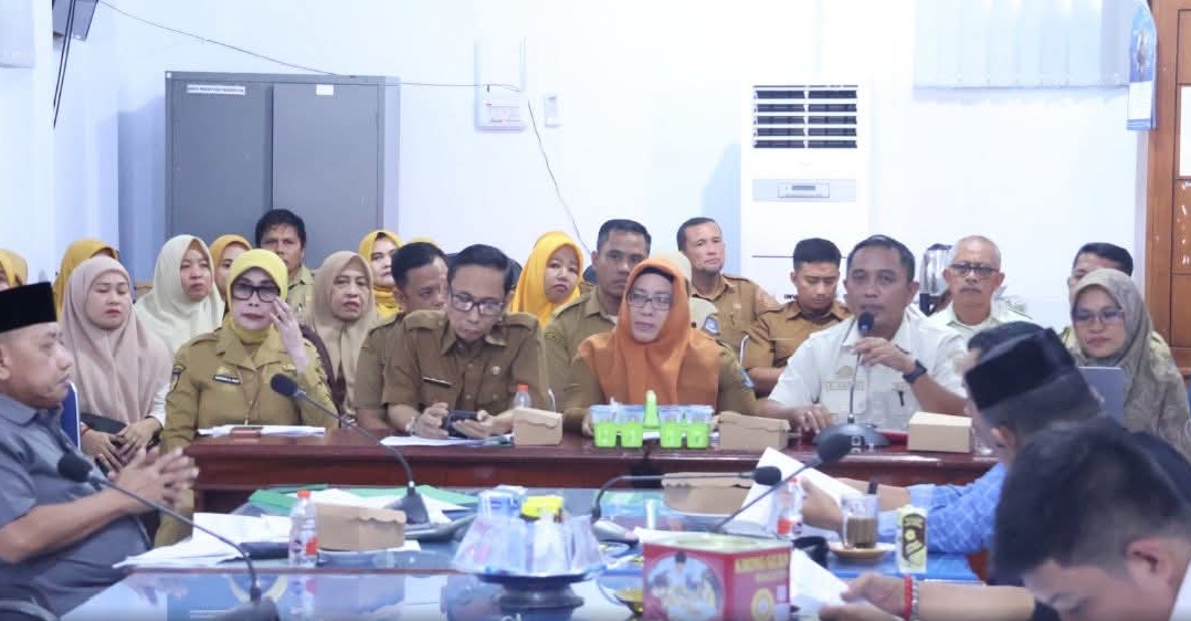 Rapat kerja Komisi II DPRD Bulukumba bersama sejumlah OPD membahas monitoring dan evaluasi pelaksanaan APBD Kabupaten Bulukumba Triwulan I Tahun Anggaran 2026 di Ruang Rapat Komisi II DPRD Bulukumba.
