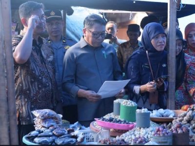 Wakil Ketua DPRD Bulukumba Fahidin HDK bersama Forkopimda memantau harga bahan pokok di Pasar Tradisional Cekkeng Bulukumba jelang Idul Adha 2026.