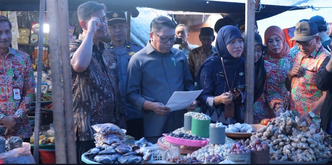 Wakil Ketua DPRD Bulukumba Fahidin HDK bersama Forkopimda memantau harga bahan pokok di Pasar Tradisional Cekkeng Bulukumba jelang Idul Adha 2026.