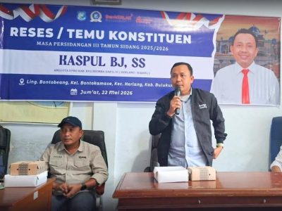 Anggota DPRD Bulukumba Kaspul BJ bersama Kepala Bapenda Bulukumba Andi Muh Arfah saat kegiatan reses dan sosialisasi aplikasi pembayaran PBB digital di Kelurahan Bontokamase, Kecamatan Herlang.