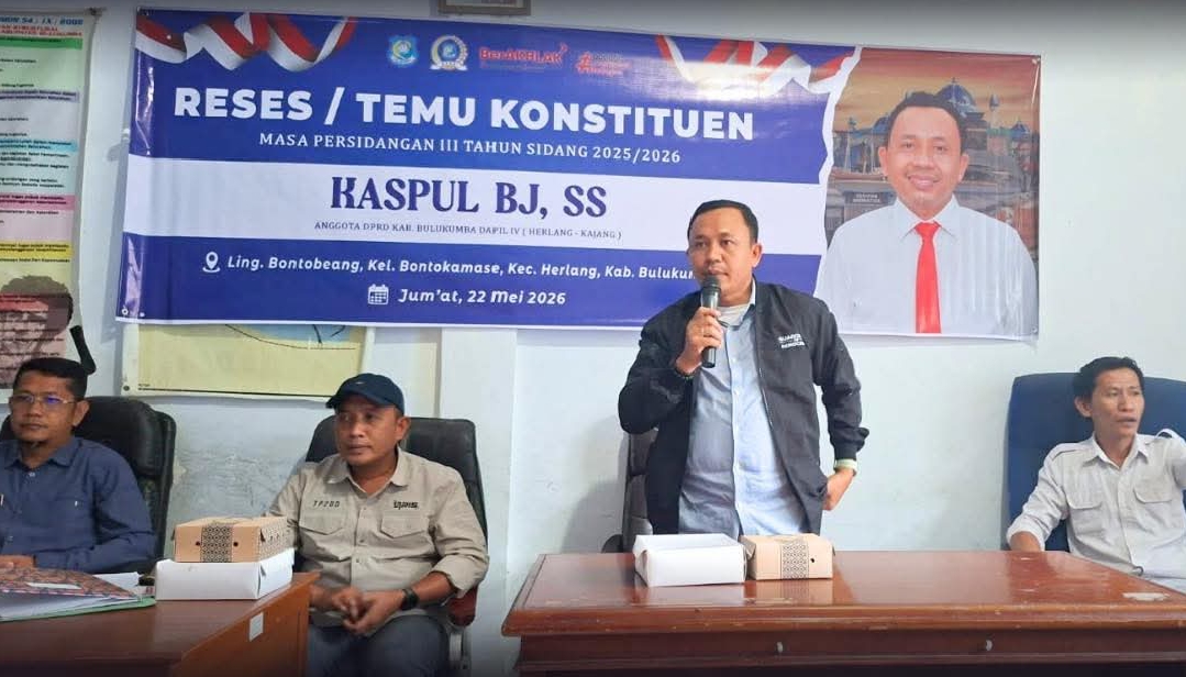 Anggota DPRD Bulukumba Kaspul BJ bersama Kepala Bapenda Bulukumba Andi Muh Arfah saat kegiatan reses dan sosialisasi aplikasi pembayaran PBB digital di Kelurahan Bontokamase, Kecamatan Herlang.