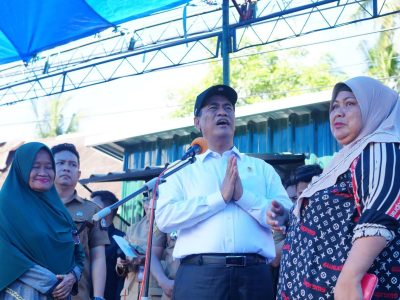 Menteri Pertanian RI Andi Amran Sulaiman berdialog dengan warga terdampak banjir saat menyalurkan bantuan di Posko Bencana Panyula, Kabupaten Bone, Sulawesi Selatan.