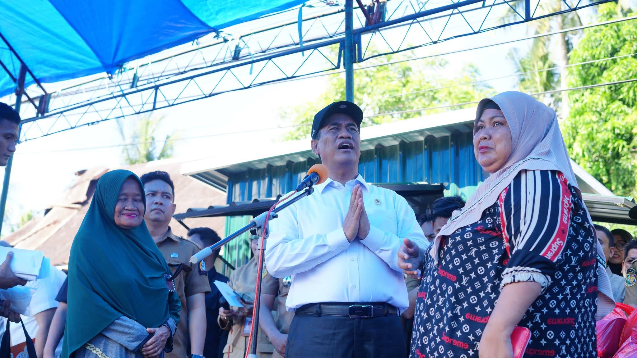 Menteri Pertanian RI Andi Amran Sulaiman berdialog dengan warga terdampak banjir saat menyalurkan bantuan di Posko Bencana Panyula, Kabupaten Bone, Sulawesi Selatan.