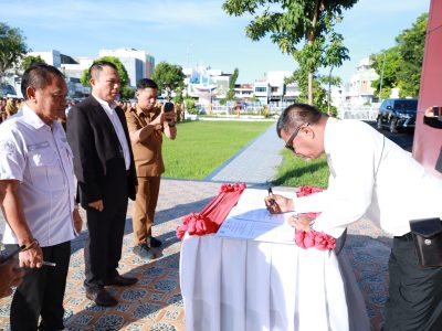 Bupati Bulukumba menandatangani MoU kerja sama investasi bersama Kadin Bulukumba dan PT Pinisi Citra Bulukumba saat apel gabungan OPD di halaman Kantor Bupati Bulukumba.
