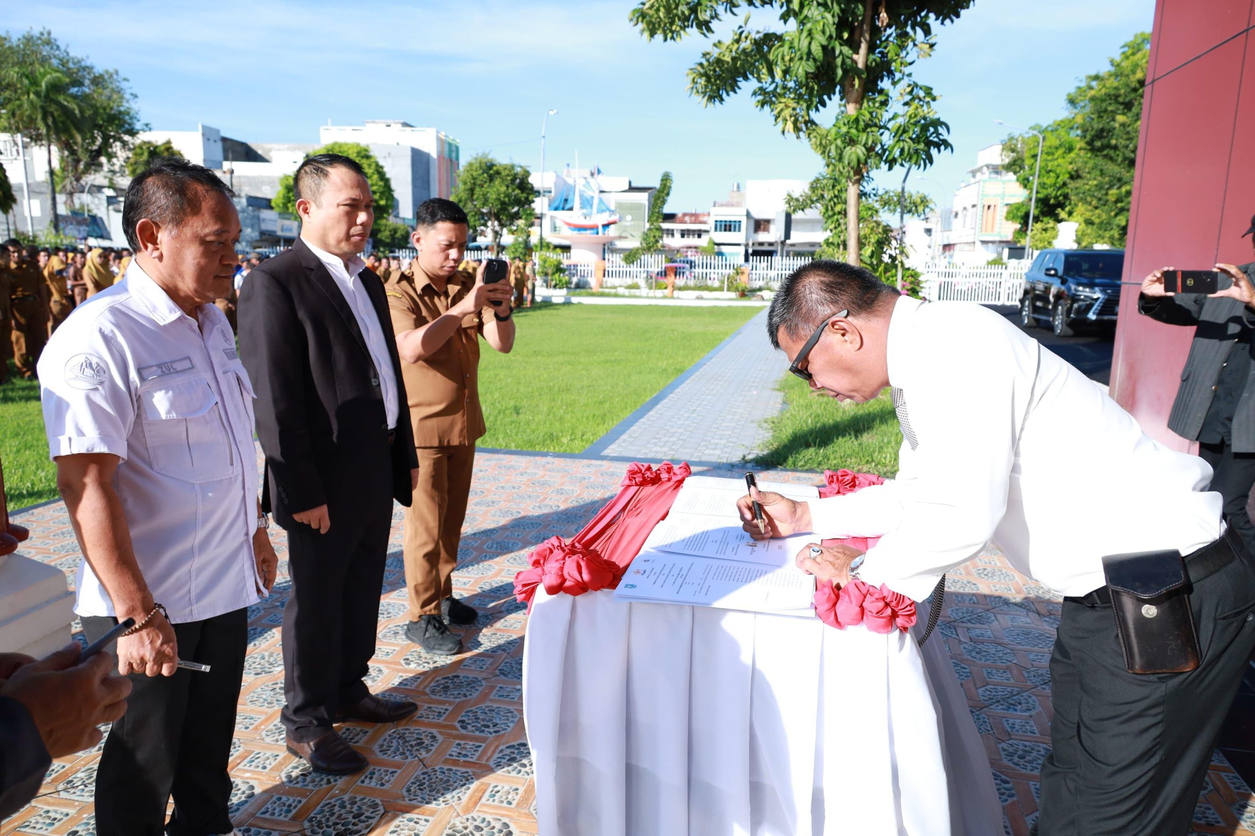 Bupati Bulukumba menandatangani MoU kerja sama investasi bersama Kadin Bulukumba dan PT Pinisi Citra Bulukumba saat apel gabungan OPD di halaman Kantor Bupati Bulukumba.