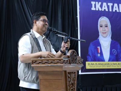 Wakil Bupati Bulukumba Andi Edy Manaf memberikan sambutan pada peringatan HUT ke-51 IWAPI di Gedung Bersama Bulukumba, menekankan pentingnya inovasi dan kolaborasi perempuan dalam penguatan ekonomi daerah.