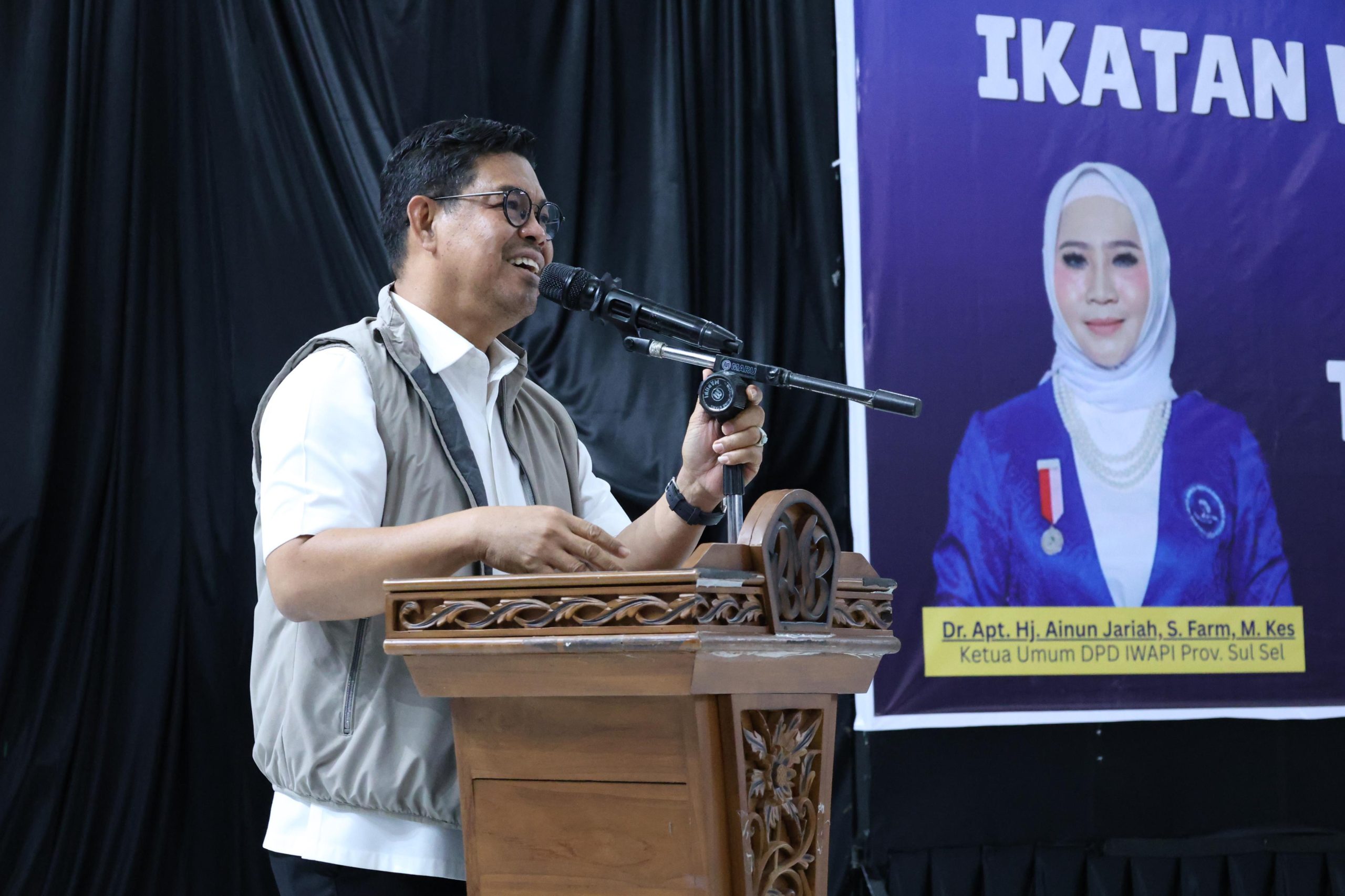 Wakil Bupati Bulukumba Andi Edy Manaf memberikan sambutan pada peringatan HUT ke-51 IWAPI di Gedung Bersama Bulukumba, menekankan pentingnya inovasi dan kolaborasi perempuan dalam penguatan ekonomi daerah.