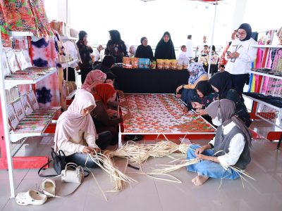 Bupati Bulukumba Andi Muchtar Ali Yusuf membuka puncak kegiatan PINISI 24 di Gedung Pinisi, Rabu (6/5/2026). Stand Dekranasda Bulukumba menjadi salah satu pusat perhatian dengan demo membatik dan anyaman lontar Sapobatu karya pengrajin lokal.