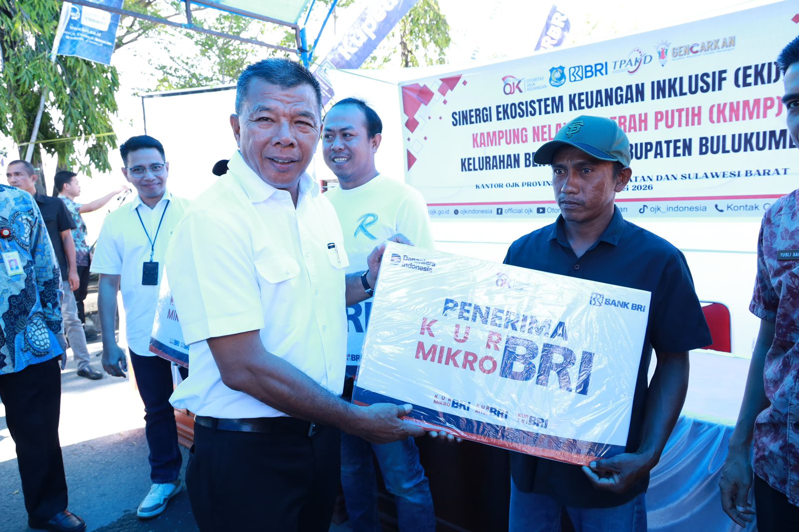Bupati Bulukumba Andi Muchtar Ali Yusuf bersama jajaran OJK dan BRI meluncurkan program Ekosistem Keuangan Inklusif dan Kampung Nelayan Merah Putih di Kelurahan Bentenge, Kecamatan Ujung Bulu.