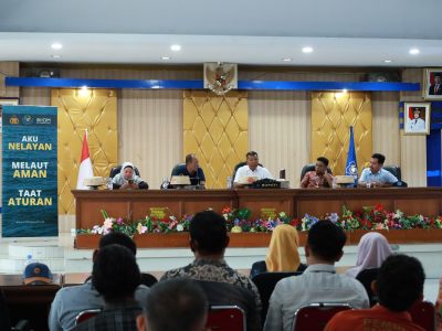 Bupati Bulukumba Andi Muchtar Ali Yusuf bersama Kementerian Kelautan dan Perikanan menggelar kampanye informasi publik terkait perlindungan nelayan dan masyarakat pesisir dari praktik penangkapan ikan ilegal di wilayah perairan negara lain.