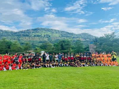 Pemain Bulukumba United U-16, FIFA Soccer Maros U-16, dan Gowa United U-16 berfoto bersama usai mengikuti Trofeo U-16 di Lapangan Patallassang, Kabupaten Gowa, Sabtu 9 Mei 2026.