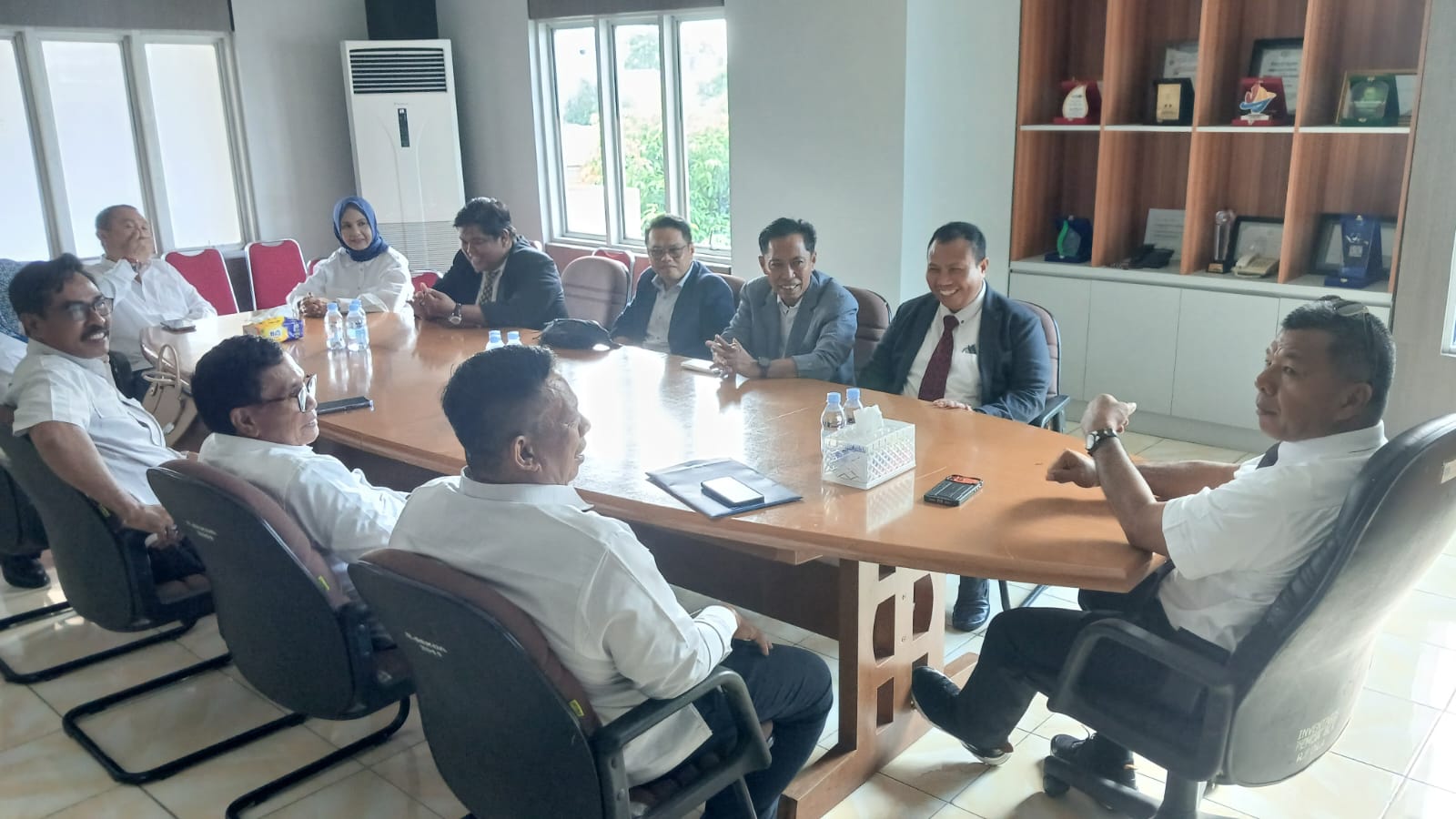 Bupati Bulukumba Andi Muchtar Ali Yusuf menerima audiensi pengurus APINDO Sulawesi Selatan dan APINDO Bulukumba di Aula Kantor Bupati membahas Expo APINDO dan Rakernas 2026.